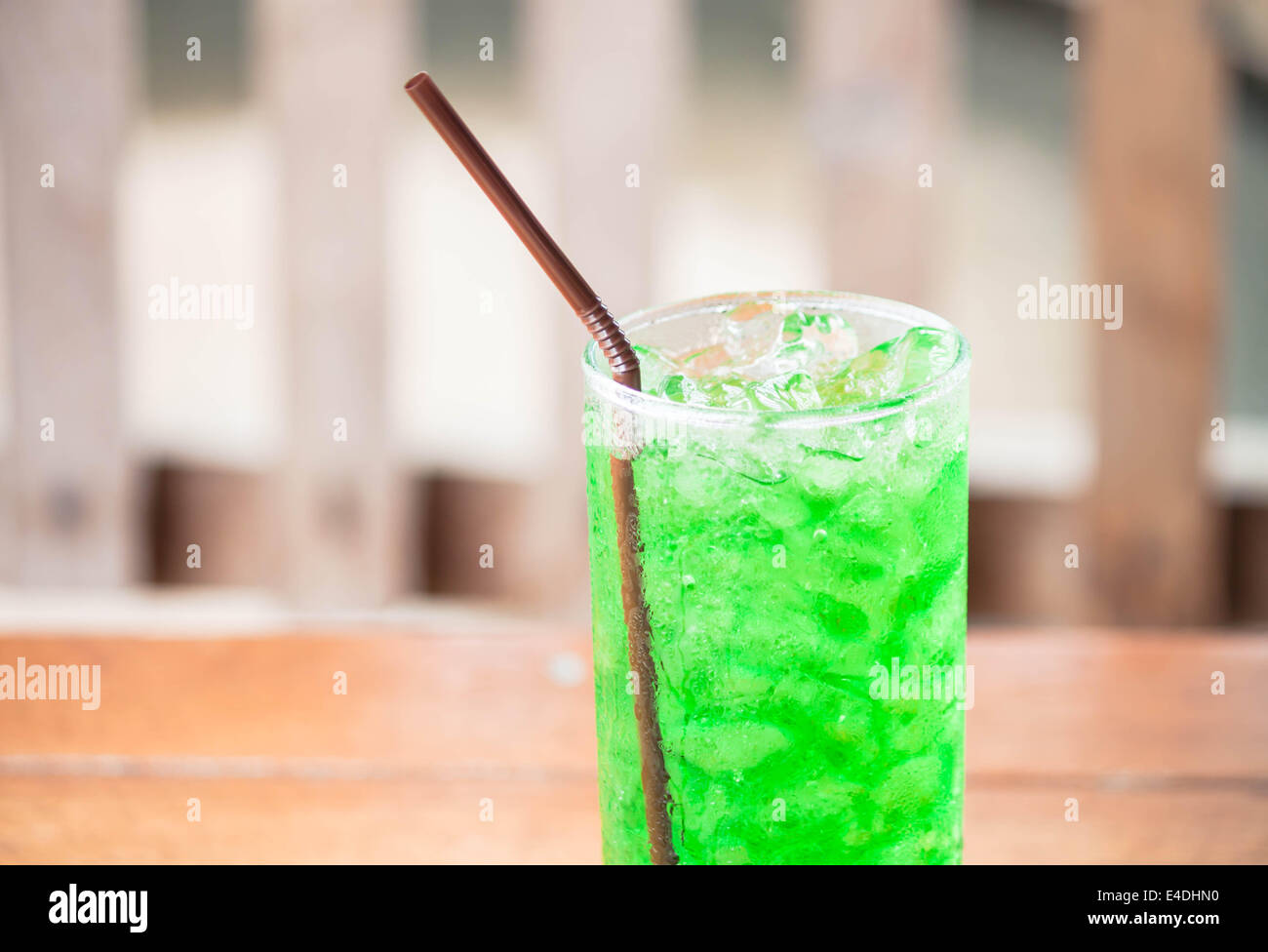 Dolce Bere verde con cubetti di ghiaccio non alcool Foto Stock