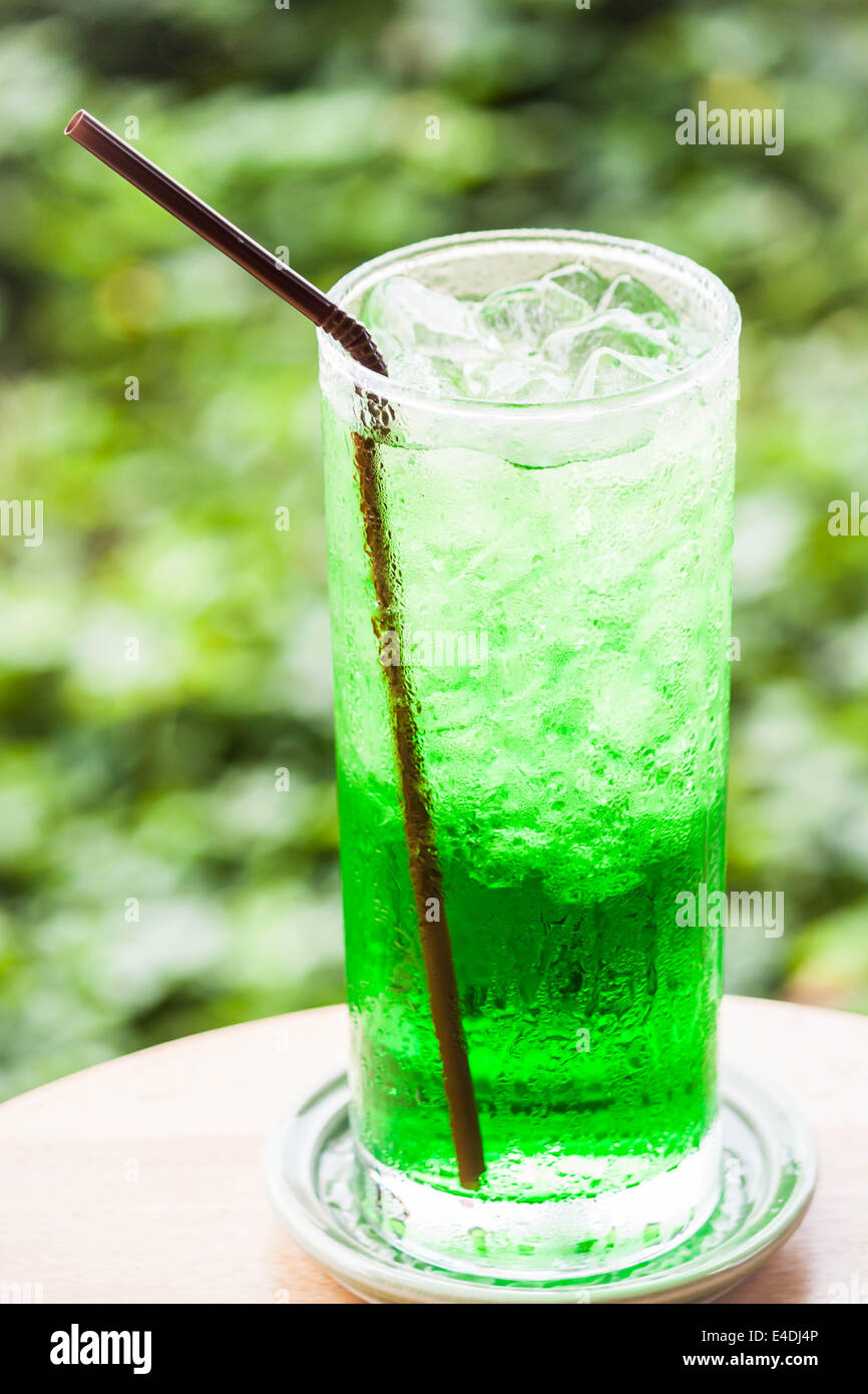 Dolci freschi drink verde con cubetti di ghiaccio Foto Stock