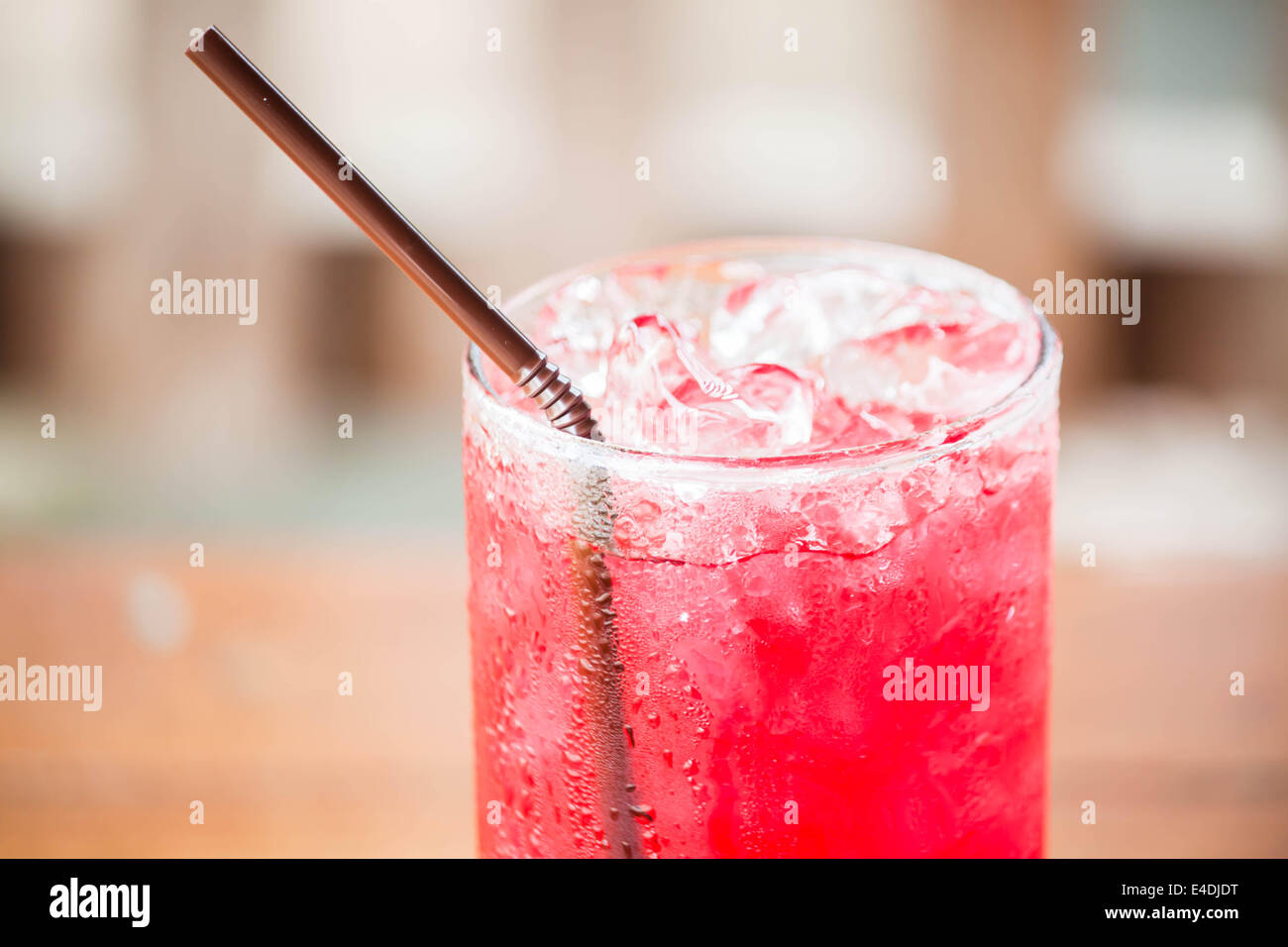 Close up di cubetti di ghiaccio sulla bevanda rossa Foto Stock