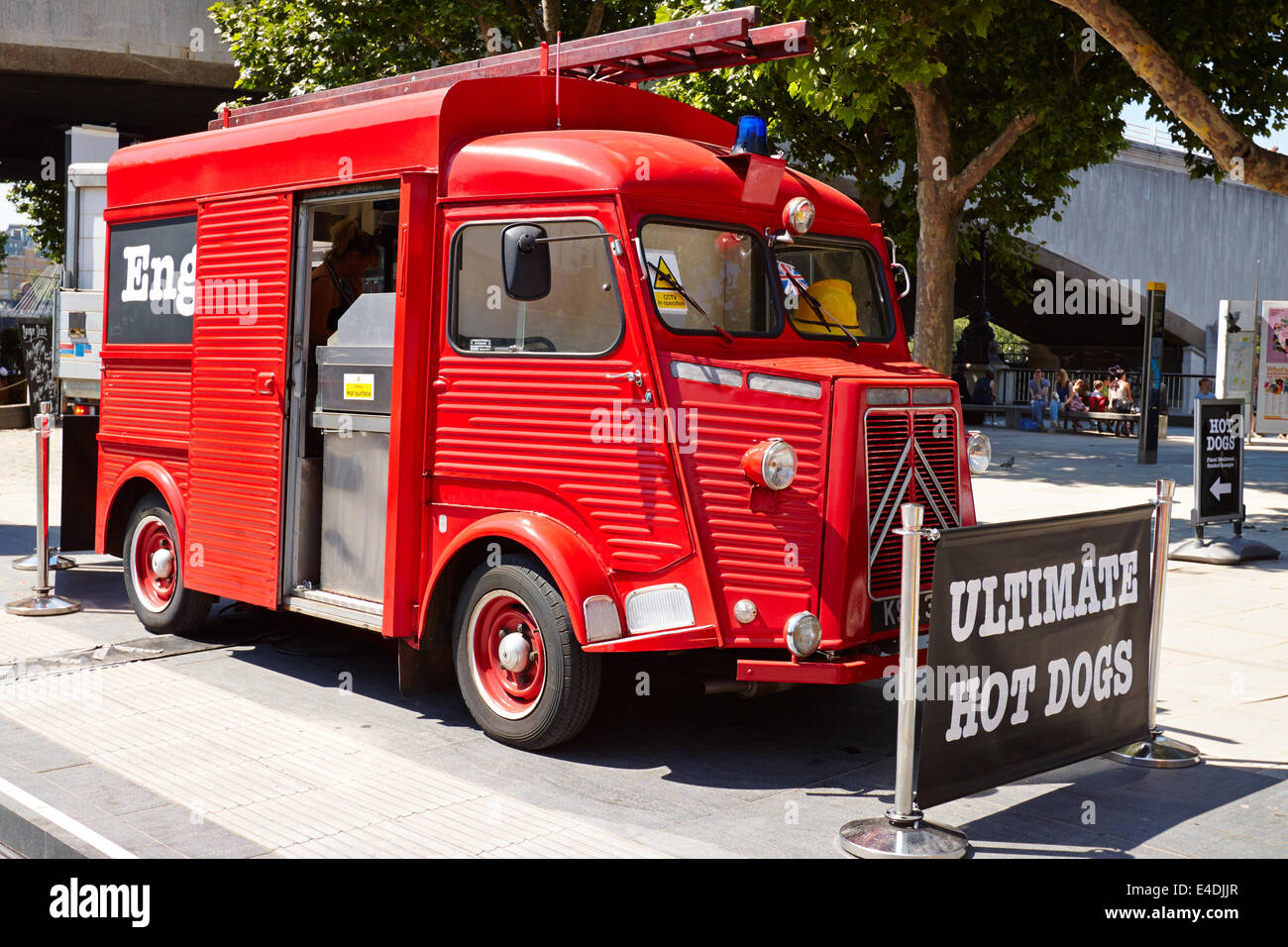 Hot Dog in stallo fatta da un vecchio motore fire nella Southbank , Londra Foto Stock