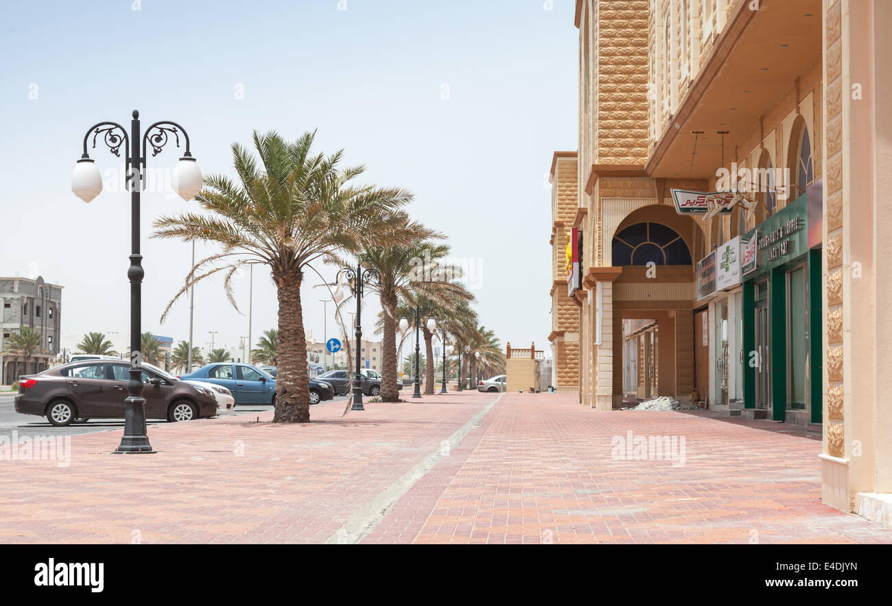 RAS TANURA, Arabia Saudita - 10 Maggio 2014: Street view con palme, Arabia Saudita Foto Stock