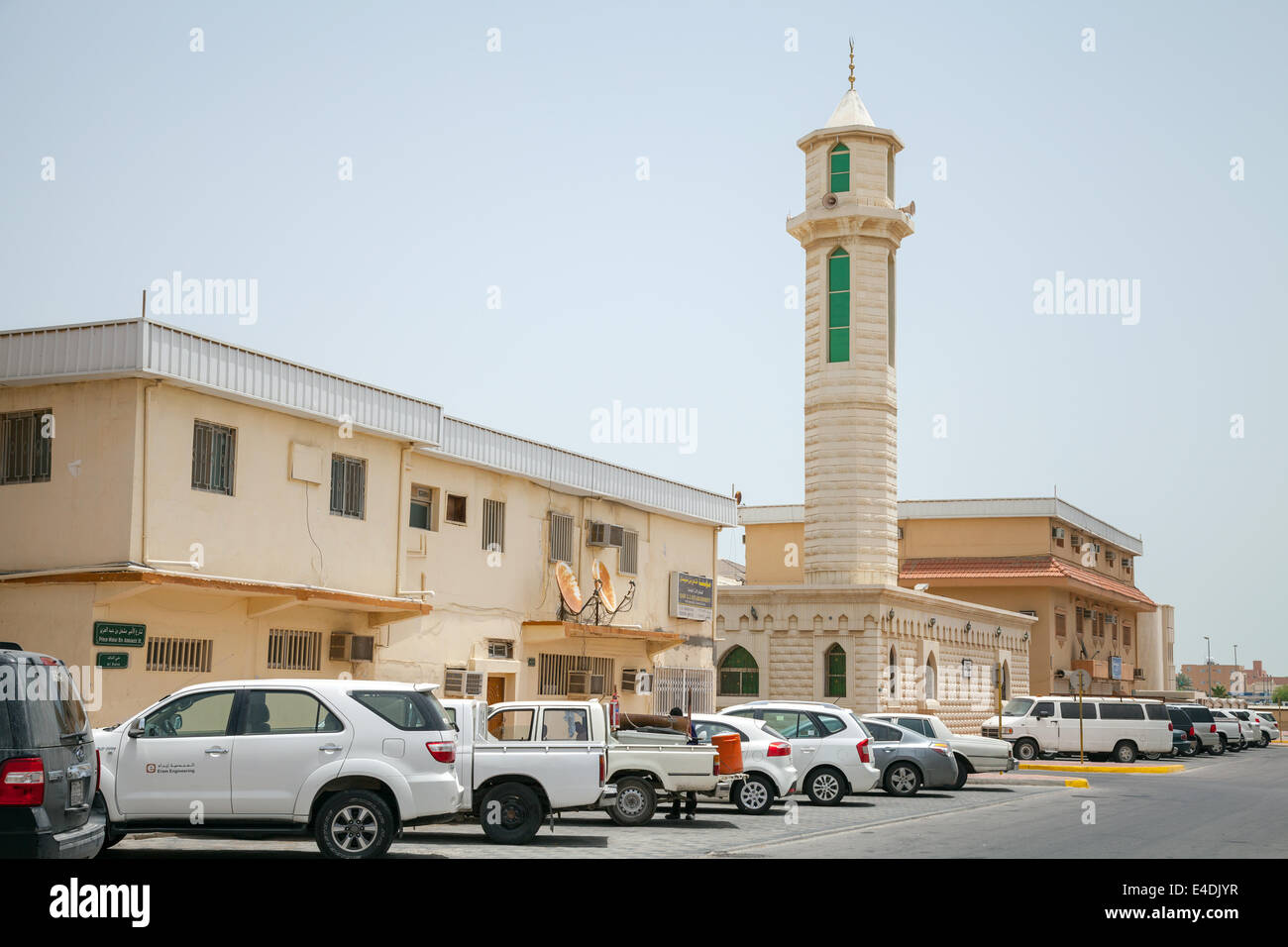 RAS TANURA, Arabia Saudita - 10 Maggio 2014: Street view con le automobili e minareto della moschea, Arabia Saudita Foto Stock