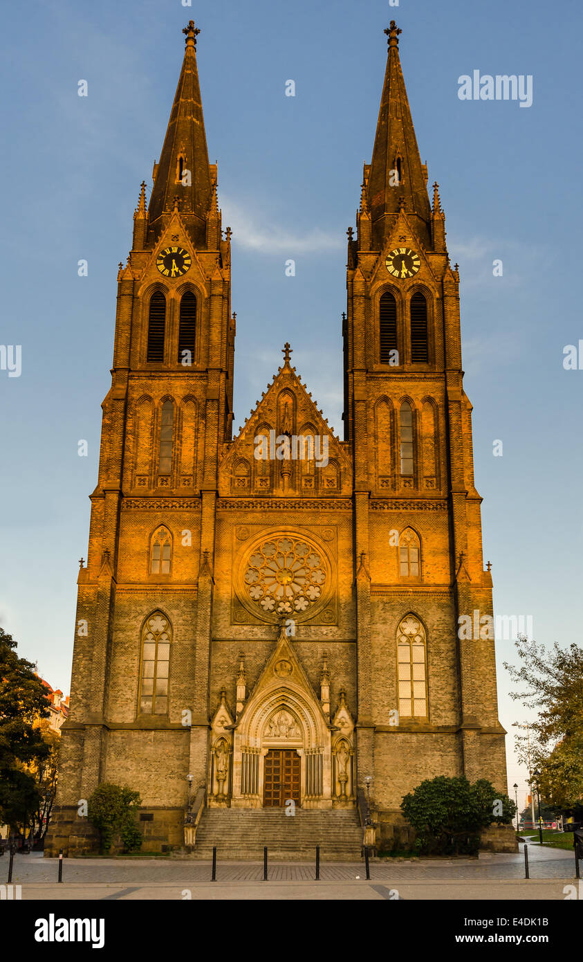 Praga, Repubblica Ceca. Santa Ludmilla Chiesa è una cattedrale dominante di Namesti Miru piazza di Vinohrady, costruito in imponente Foto Stock