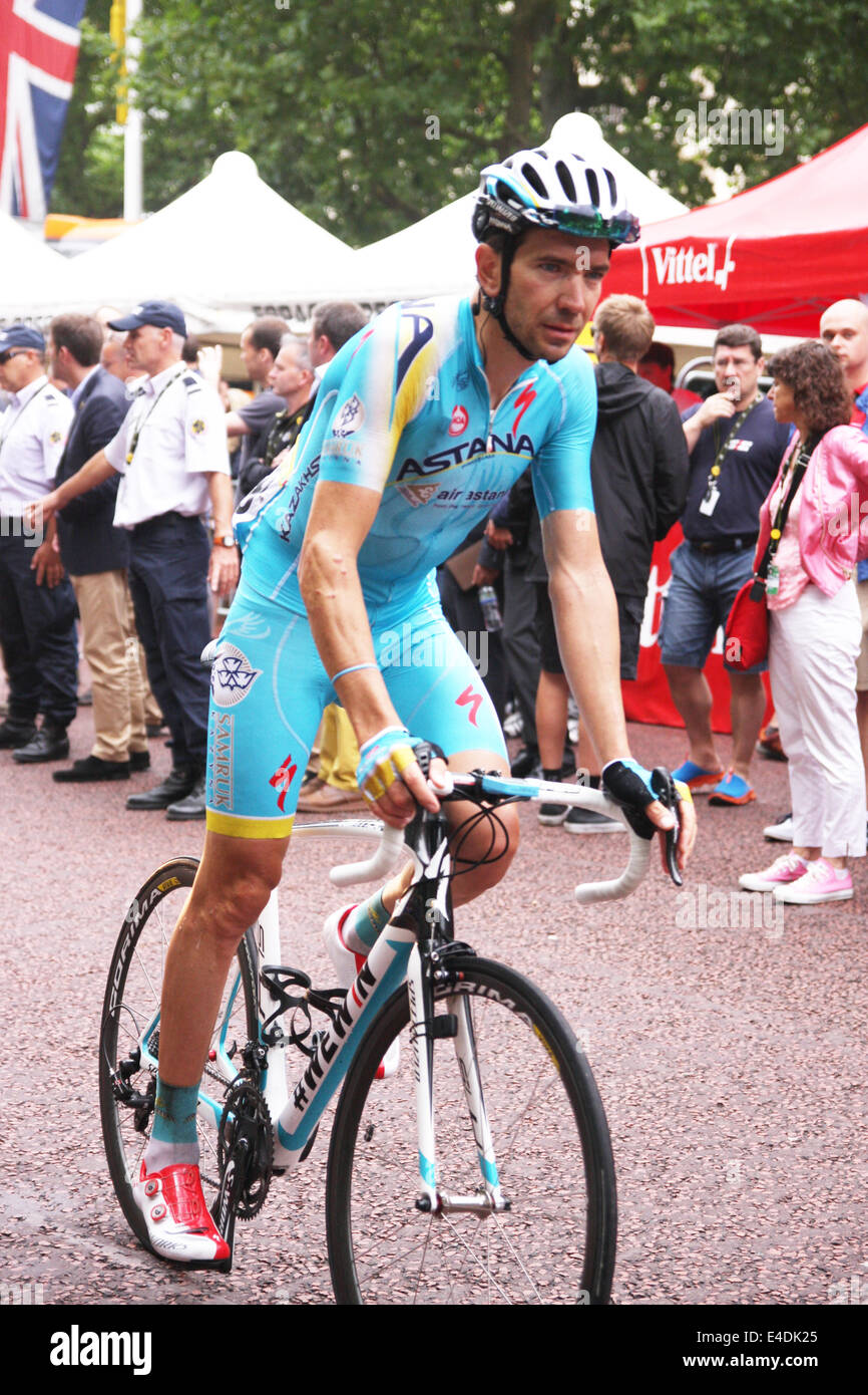 Vincenzo Nibali (Italia) di Astana Pro Team al traguardo nel centro commerciale sulla scena tre Cambridge a Londra in 2014 Tour de France. Foto Stock