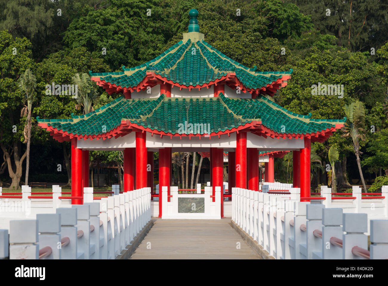 Pagoda del tempio taoista di Da Bogong sull'Isola di Kusu nei mari di Singapore Foto Stock