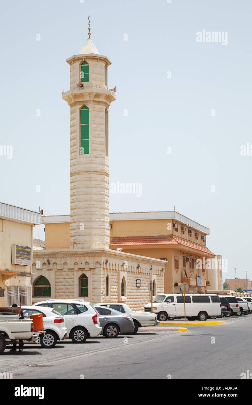 RAS TANURA, Arabia Saudita - 10 Maggio 2014: Street view con le automobili e minareto della moschea, Arabia Saudita Foto Stock