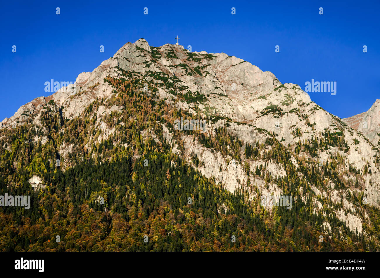 Caraiman (2394 m) è uno dei più famosi di picco di montagna dalla cresta di Bucegi, punto di riferimento dei Carpazi Mountain Range in Romania Foto Stock