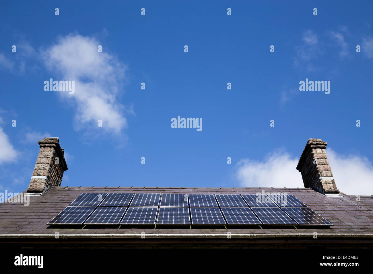 Tetto a pannelli solari sotto un cielo blu. Foto Stock