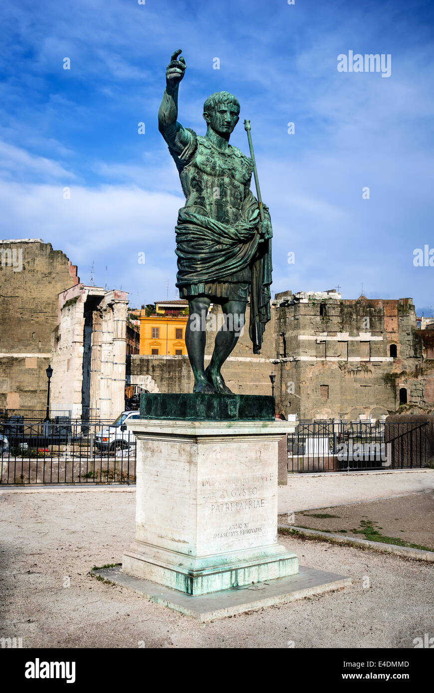 Roma, Italia. Antica statua di Ottaviano Augusto (Antica Roma primo imperatore) nella parte anteriore rimane il Foro di Cesare. Foto Stock
