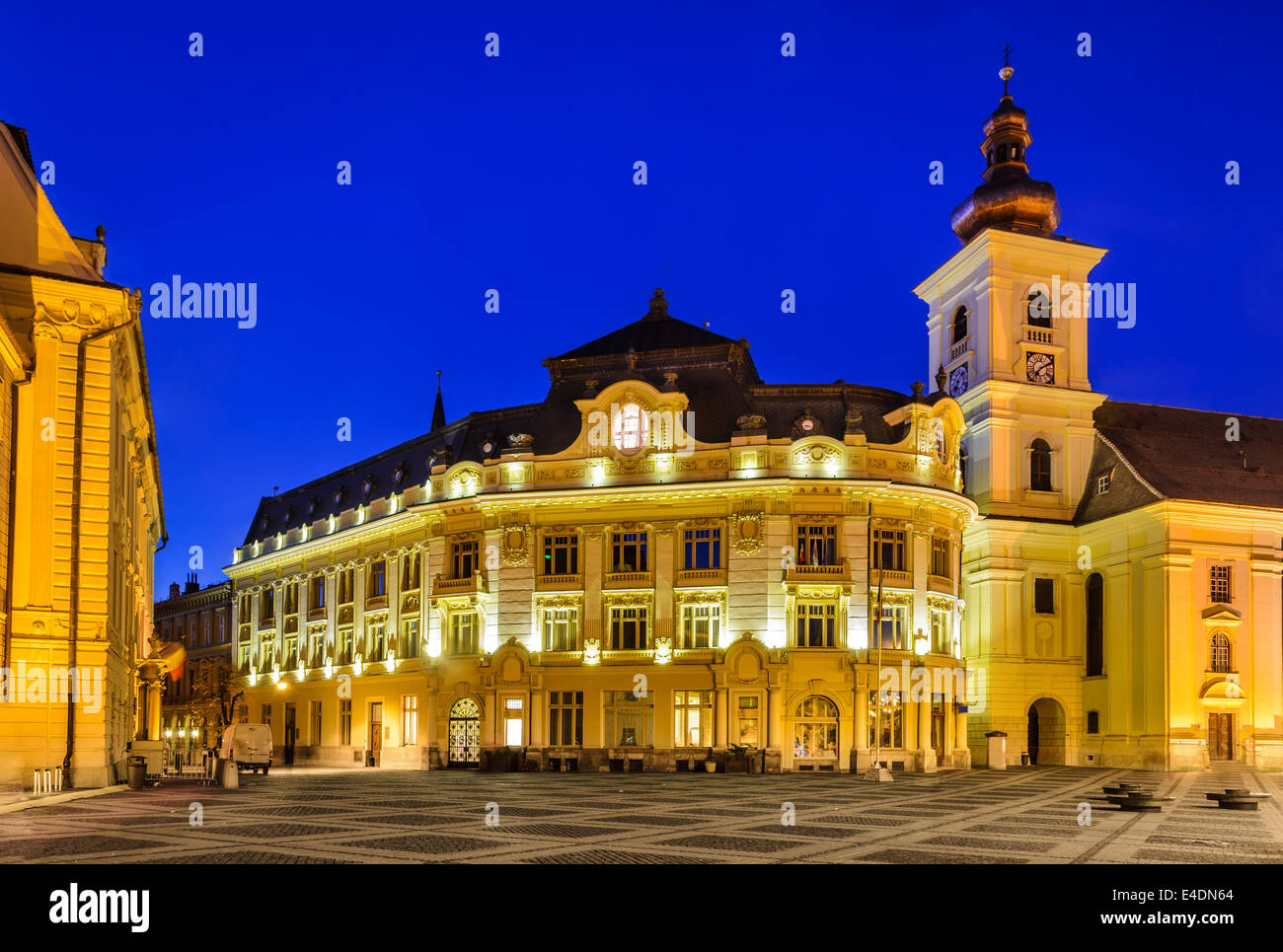 Twilight immagine con la City Hall e la Santa Trinità Roman-Catholic chiesa in Sibiu. Piazza Grande è il centro medievale della città storica Foto Stock