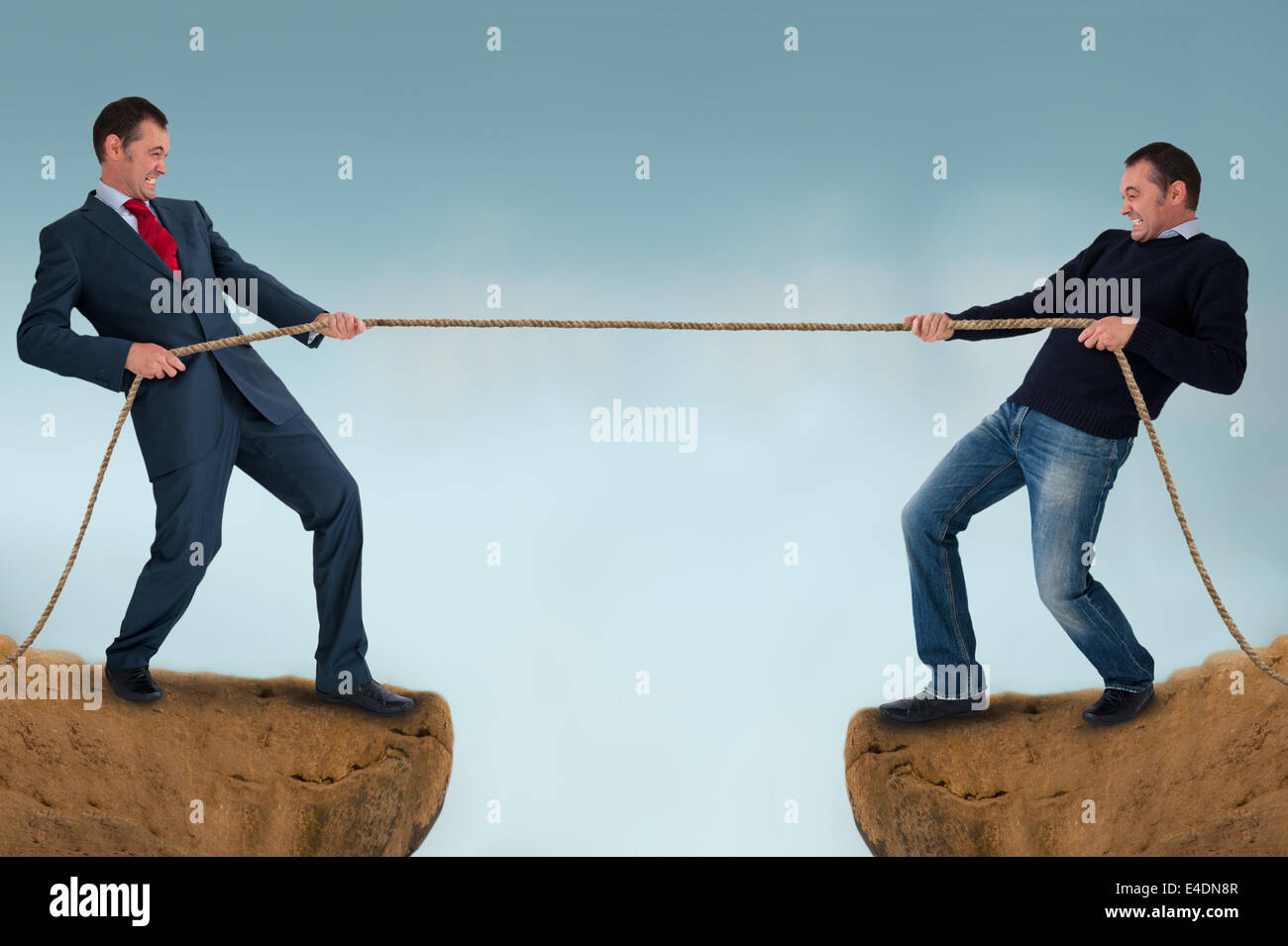 Rimorchiatore di guerra uomini tirando la corda sulla cima di una scogliera o crepaccio - work life balance concept Foto Stock