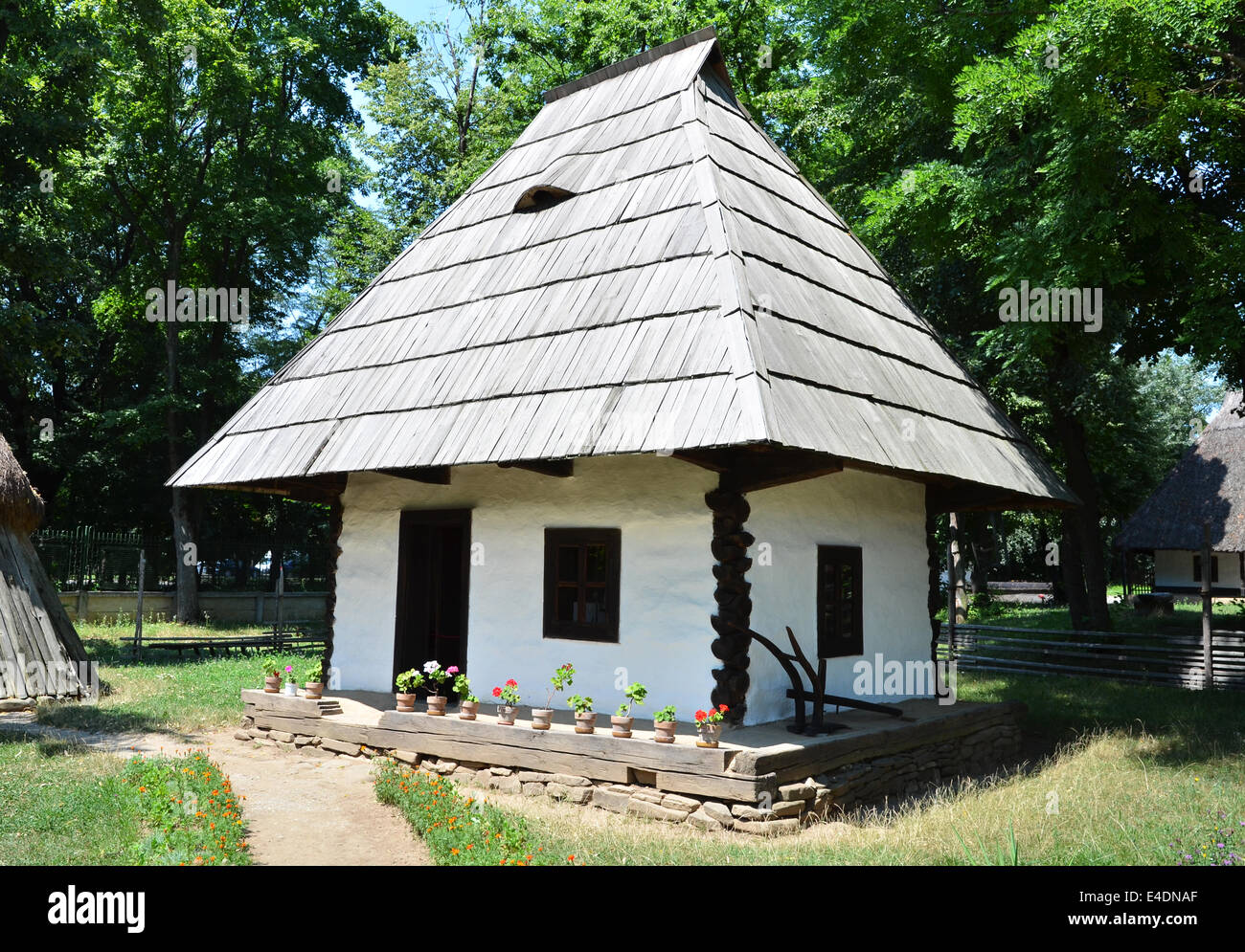 Antica casa rurale in Romania, villaggio tipico paesaggio dal passato Foto Stock