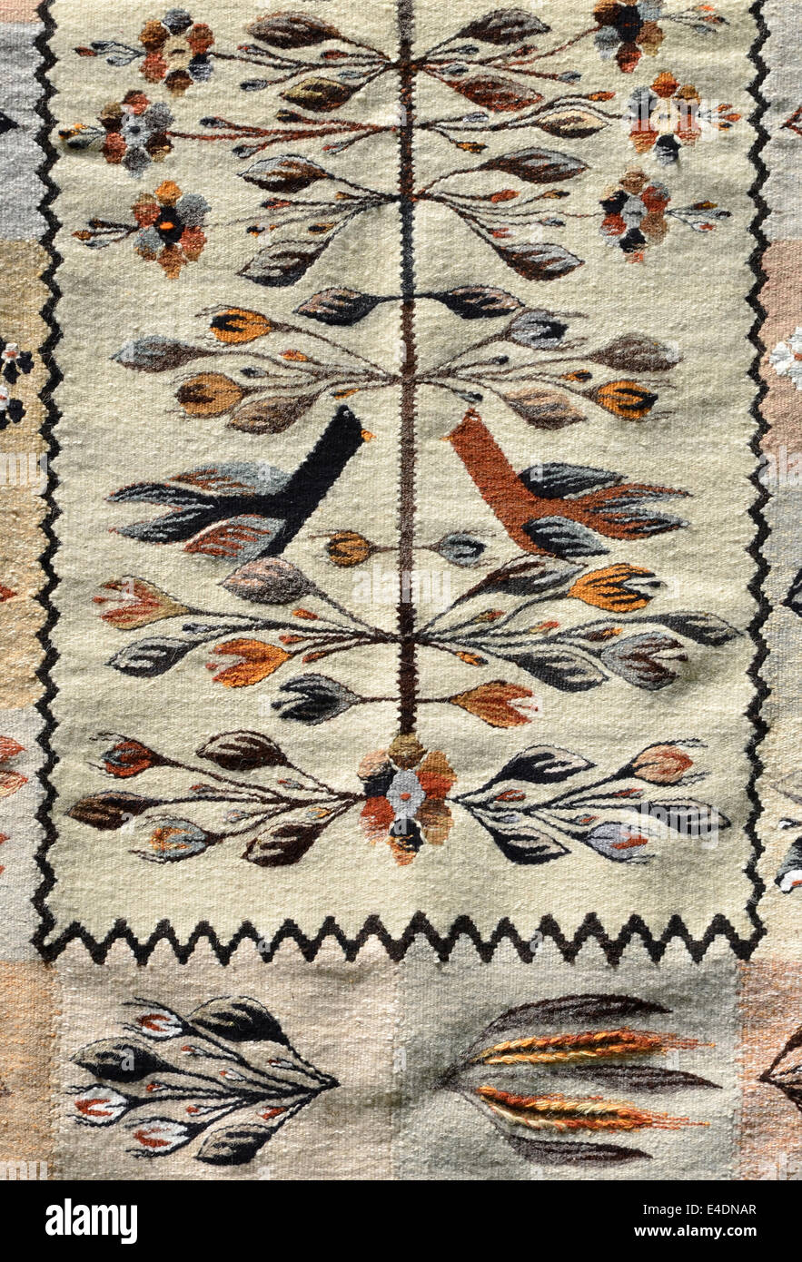 Rumeno tradizionale tappeto, con design colorato Foto stock - Alamy