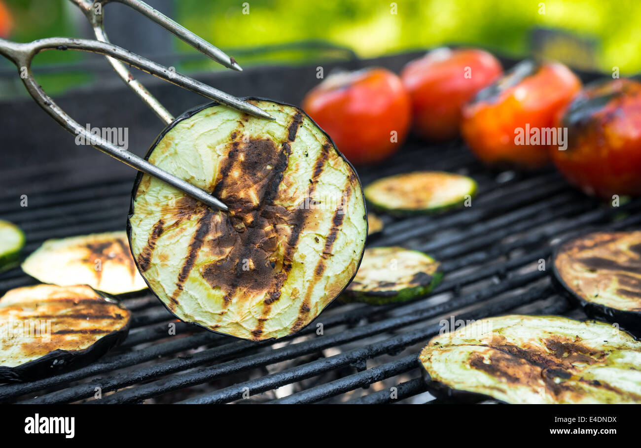 Barbecue vegetariano con pomodoro, melanzana, grigliate sulla griglia Foto Stock