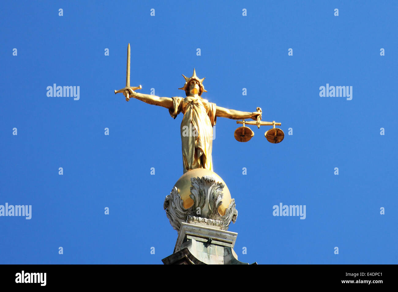 Scale di giustizia della centrale di Corte penale affettuosamente noto come Old Bailey nella city di Londra, Inghilterra, Regno Unito Foto Stock