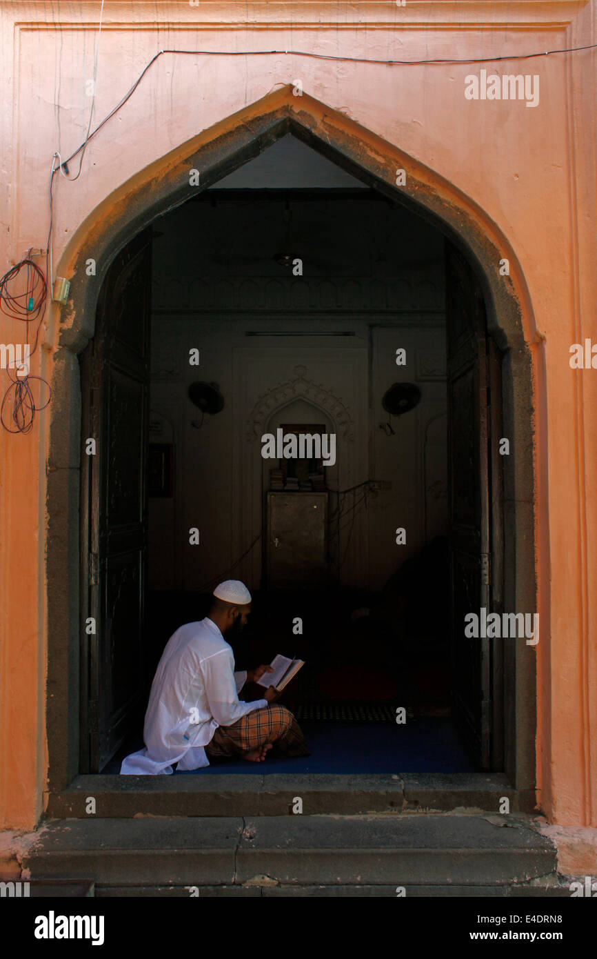 Dacca in Bangladesh. 9 Luglio, 2014. Musulmana del Bangladesh legge il santo Corano durante il mese sacro del Ramadan in una moschea vicino a Dhaka. Come milioni di musulmani in tutto il mondo, i musulmani del Bangladesh festeggia il mese di Ramadan astenendosi da mangiare, bere e fumare come pure dall alba al tramonto. Credito: zakir hossain chowdhury zakir/Alamy Live News Foto Stock