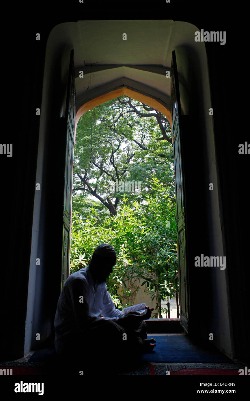 Dacca in Bangladesh. 9 Luglio, 2014. Musulmana del Bangladesh legge il santo Corano durante il mese sacro del Ramadan in una moschea vicino a Dhaka. Come milioni di musulmani in tutto il mondo, i musulmani del Bangladesh festeggia il mese di Ramadan astenendosi da mangiare, bere e fumare come pure dall alba al tramonto. Credito: zakir hossain chowdhury zakir/Alamy Live News Foto Stock
