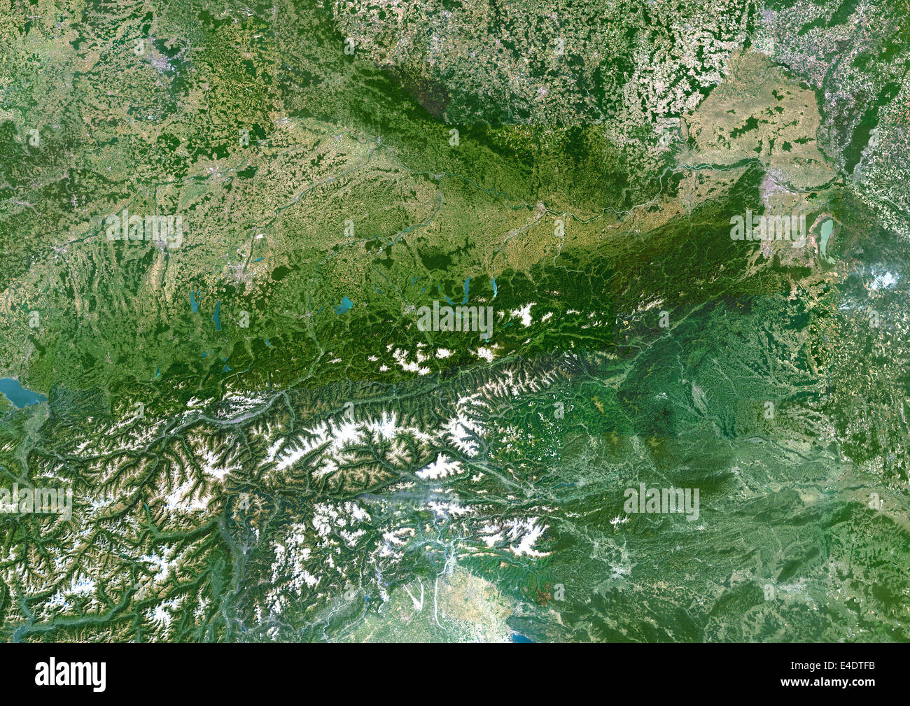 Austria, True Color satellitare immagine. True color satellitare immagine dell'Austria. Il Nord è in alto. La vegetazione è verde, la neve è whit Foto Stock