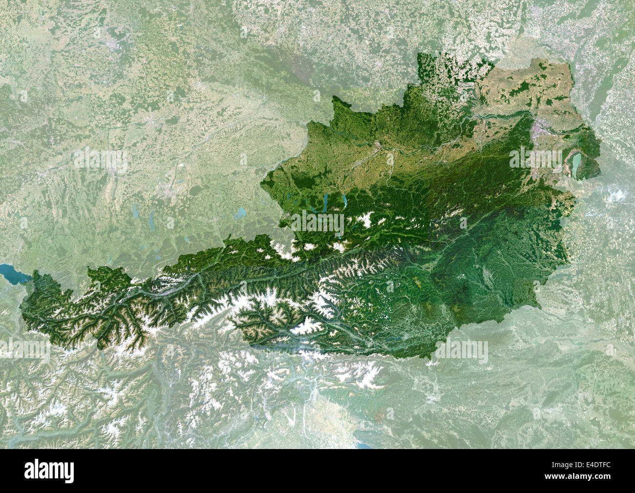 Austria, True Color satellitare immagine con maschera. True color satellitare immagine dell'Austria, con maschera. Il Nord è in alto. Vegetazione i Foto Stock