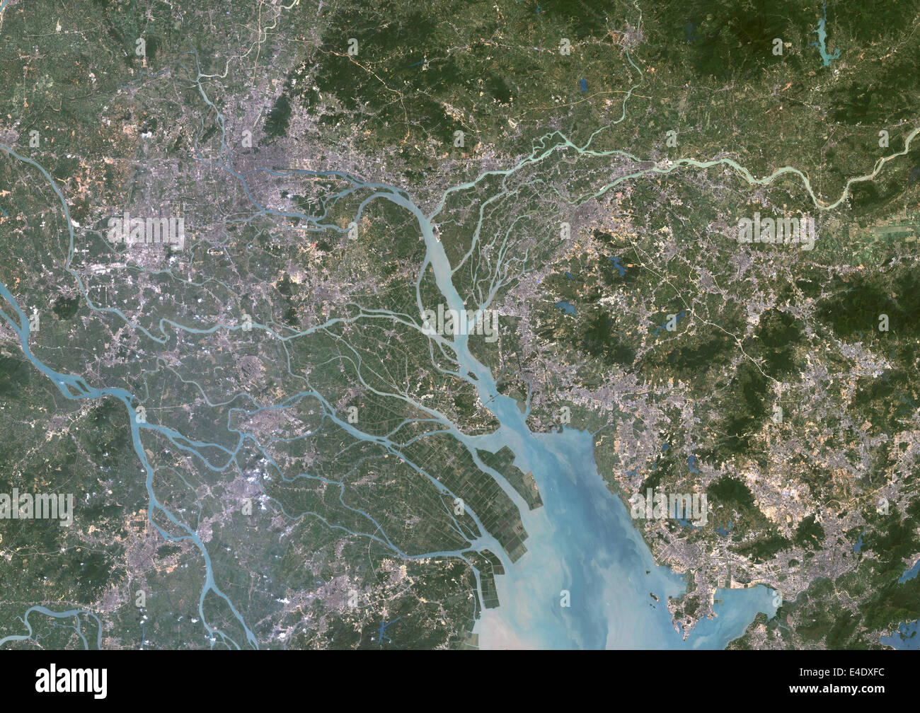 Canton e Shenzhen, Cina, nel 2000, vero colore immagine satellitare. True  color Immagine satellitare della città di Guangzhou (Cantone Foto stock -  Alamy