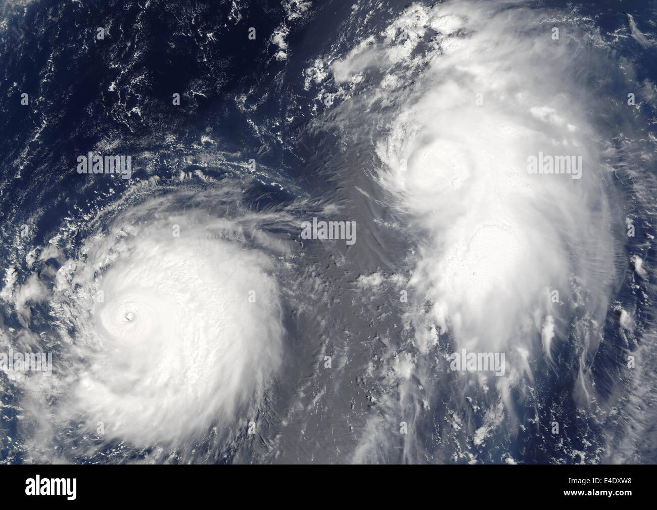 Typhoon Mawar e ciclone tropicale Guchol, Pacifico occidentale, nel 2005, il vero colore immagine satellitare. Typhon Mawar (sinistra) e il Tropic Foto Stock