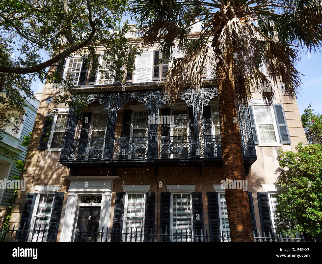 Storica Charleston house a 8 Sale Meeting Street. Il Tucker-Ladson House è stato costruito intorno al 1783. Elaborare i balconi in ferro battuto Foto Stock