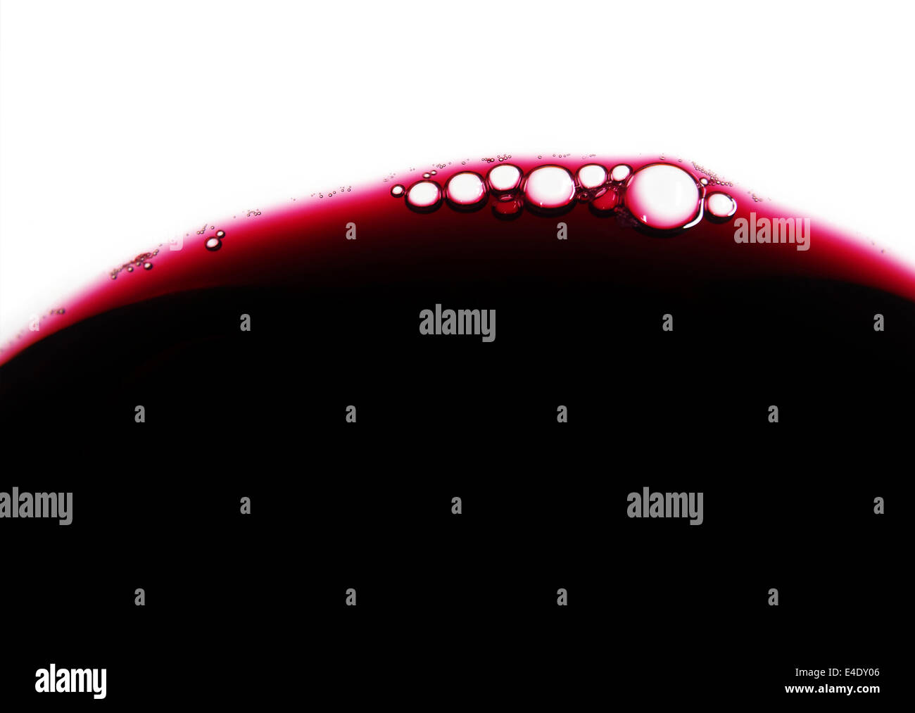Close-up di vino rosso di bolle in un vetro trasparente Foto Stock