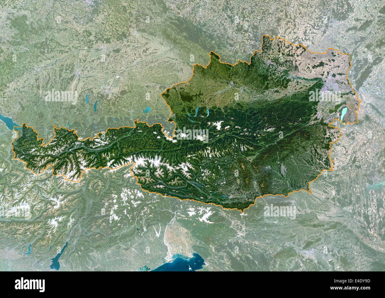 Austria, True Color satellitare immagine con maschera e di confine. True color satellitare immagine dell'Austria con maschera e di confine. Il nord è Foto Stock