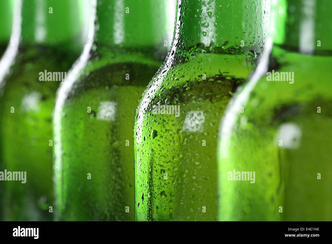 Birra fredda in bottiglie di bevande con alcool Foto Stock