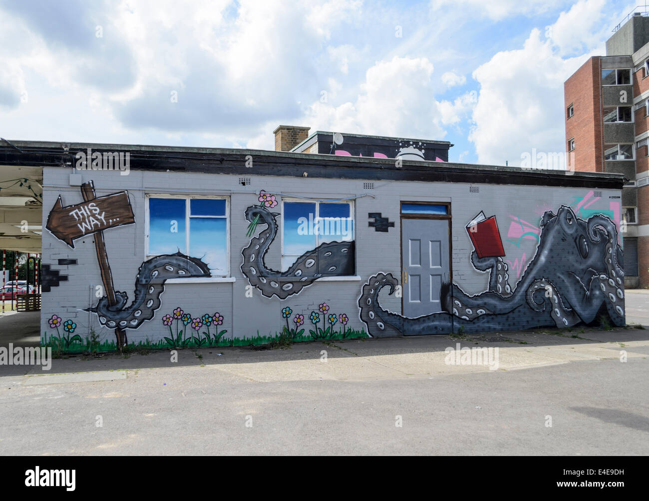 Illustrazione di graffiti sul lato di un edificio UK Foto Stock