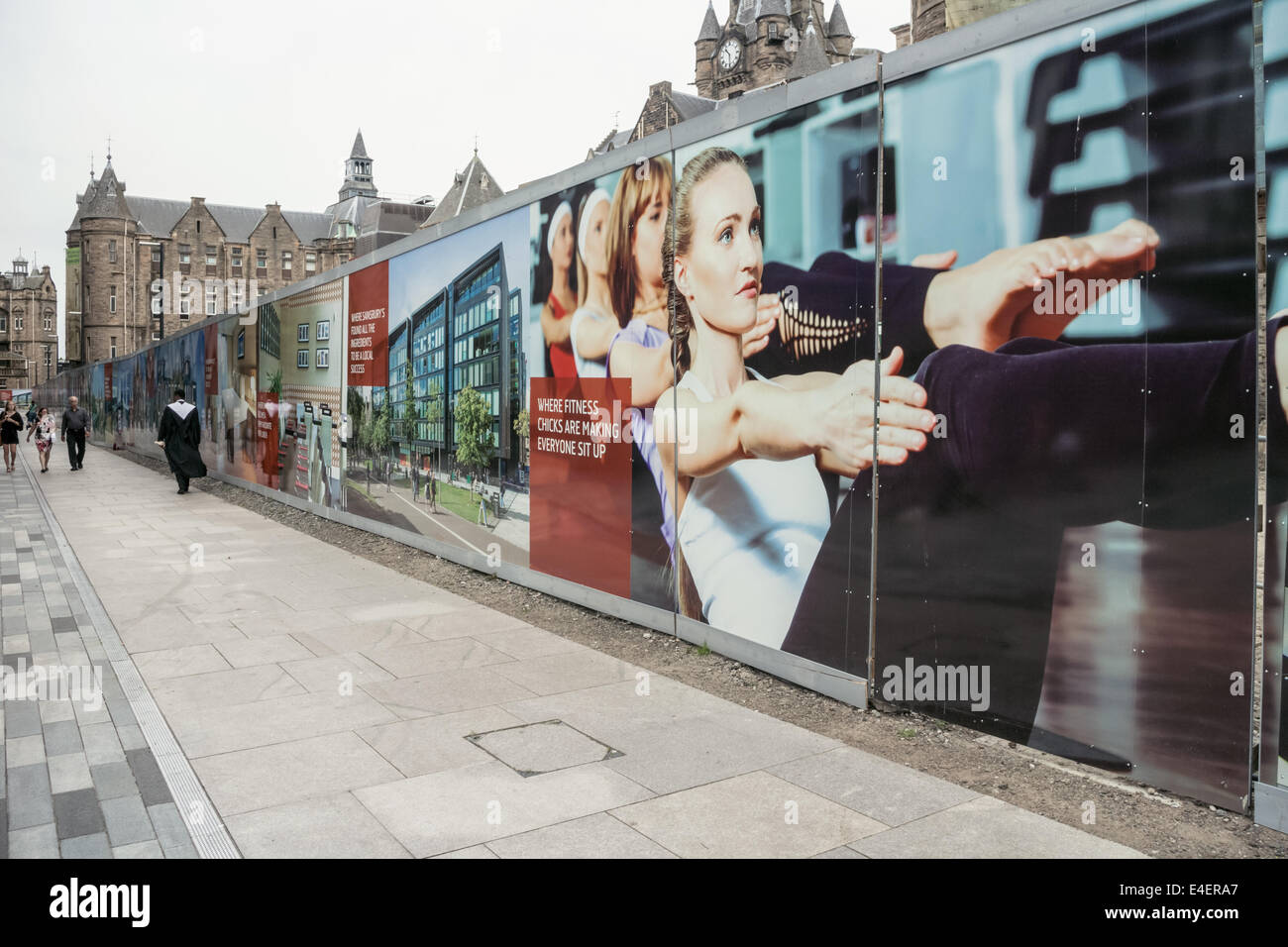 Foto di affissioni lungo un percorso di sviluppo Quatermile vicino a Prati, Edimburgo Foto Stock