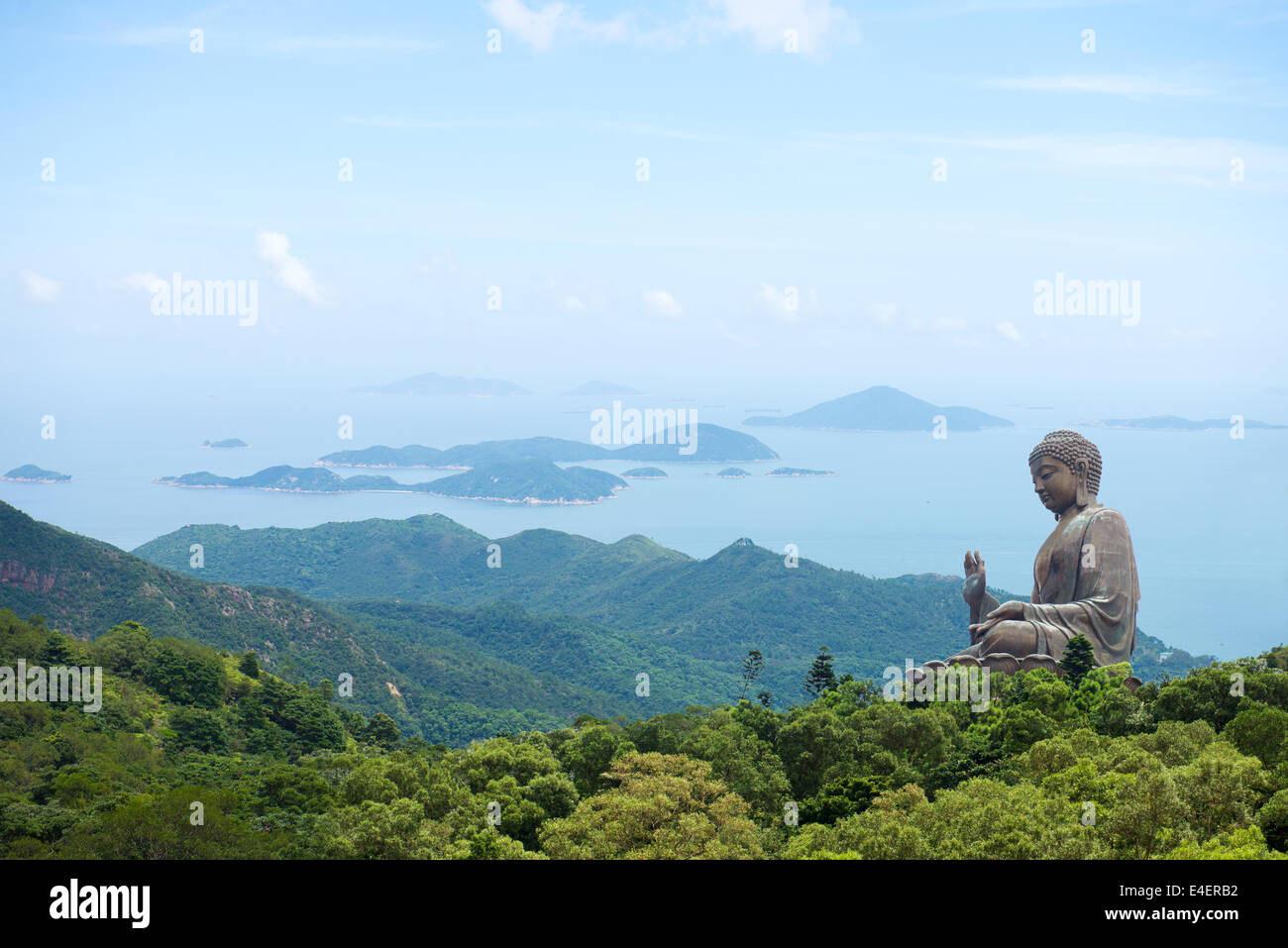 Hong Kong, l'Isola di Lantau Buddha gigante del Monastero Po Lin con cielo blu Foto Stock