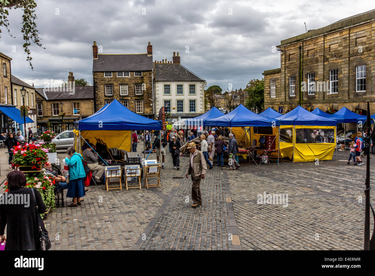 Giorno di mercato a Alnwick centro città Foto Stock