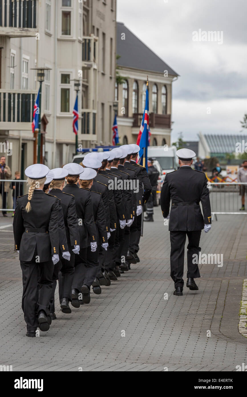 La polizia islandese marching durante giugno 17th-Islanda giorno dell indipendenza, Reykjavik, Islanda Foto Stock