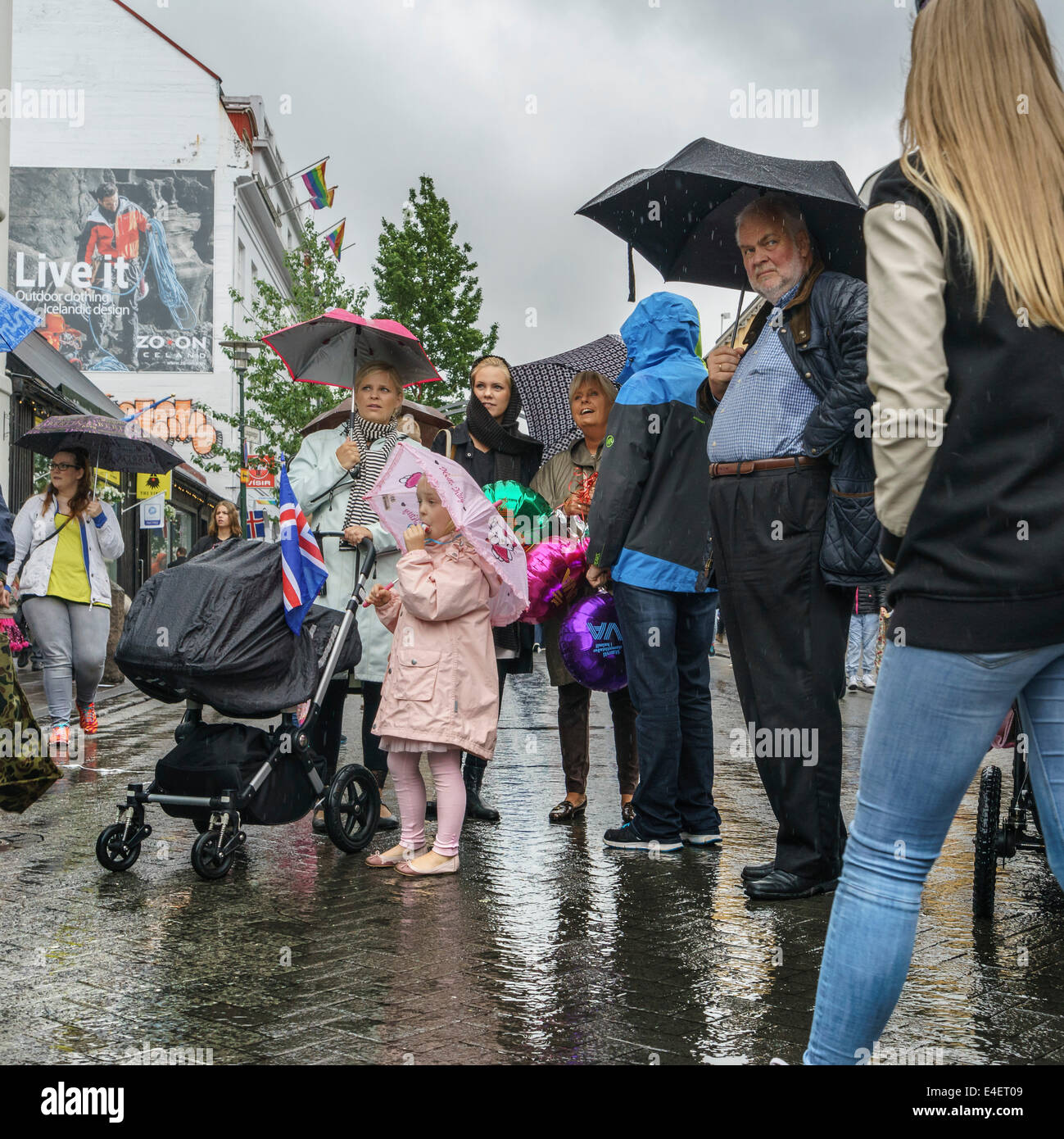 La gente nelle strade per celebrare sotto la pioggia. Giugno 17th-Islanda giorno dell indipendenza, Reykjavik, Islanda Foto Stock