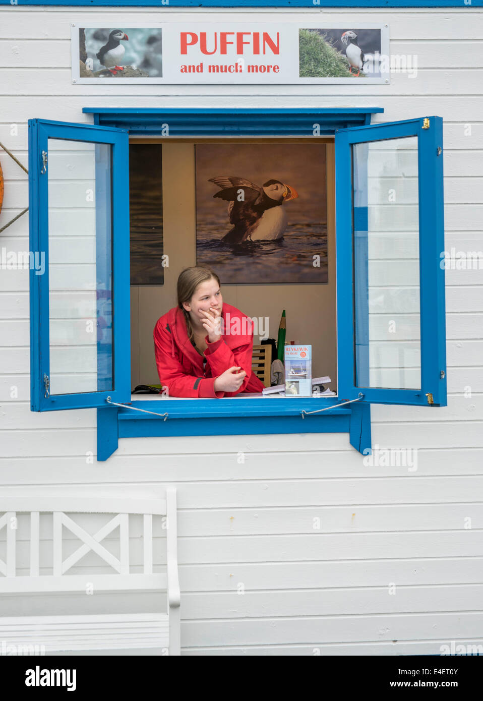 Donna alla finestra, prenotazione di escursioni attorno a Reykjavik, Islanda Foto Stock