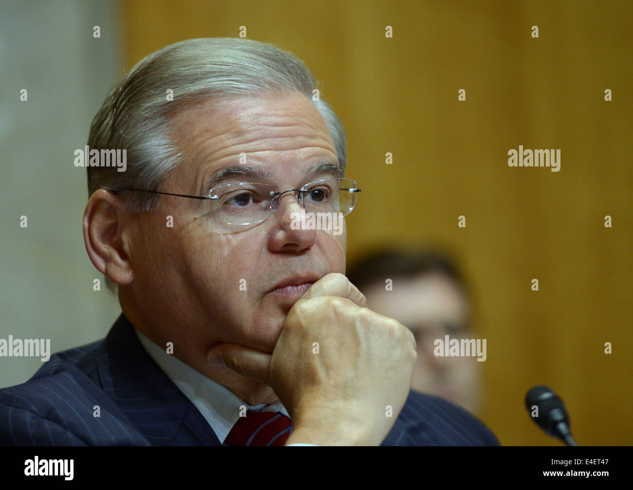 (140710) -- WASHINGTON D.C., luglio 10, 2014 (Xinhua) -- Robert Menendez, presidente degli Stati Uniti Comitato del senato per le relazioni estere, ascolta durante il comitato audizione per esaminare la Russia e gli sviluppi in Ucraina sul Campidoglio di Washington D.C., Stati Uniti Luglio 9, 2014. (Xinhua/Yin Bogu) (zjl) Foto Stock