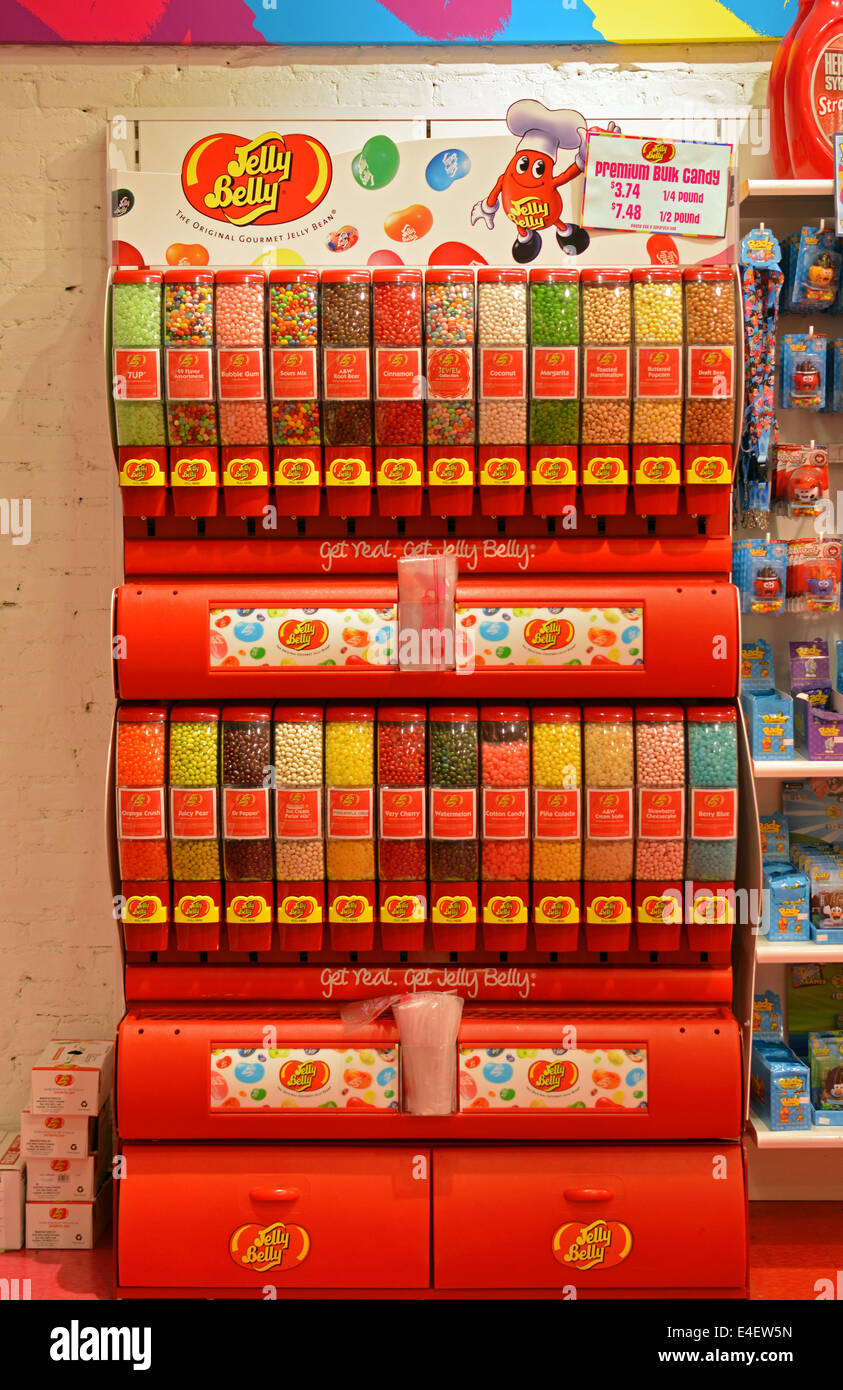 Interno della IT'SZUCCHERO negozio di caramelle su Broadway in Greenwich Village. Un display del ventre Jelly Beans in vendita dal cancelletto. Foto Stock