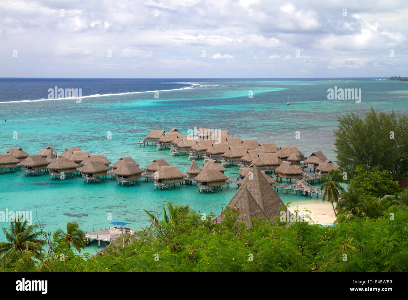 Dal tetto di paglia bungalow sulla laguna presso il Sofitel Moorea Ia Ora Beach Resort, Moorea, Polinesia francese. Foto Stock