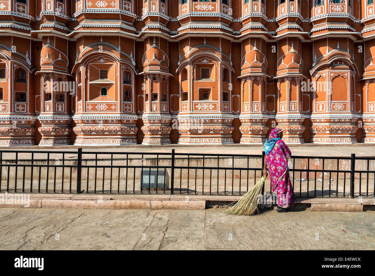 JAIPUR, INDIA - Dicembre 2013: Street Sweeper si appoggia su di una scopa di fronte Hawa Mahal a Jaipur, India nel dicembre 2013. Foto Stock