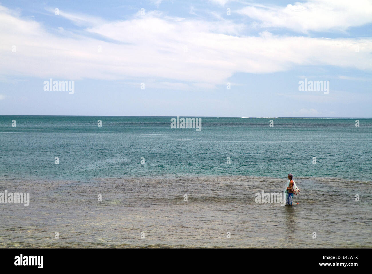 Net la pesca in una laguna sull'isola di Tahiti, Polinesia francese. Foto Stock