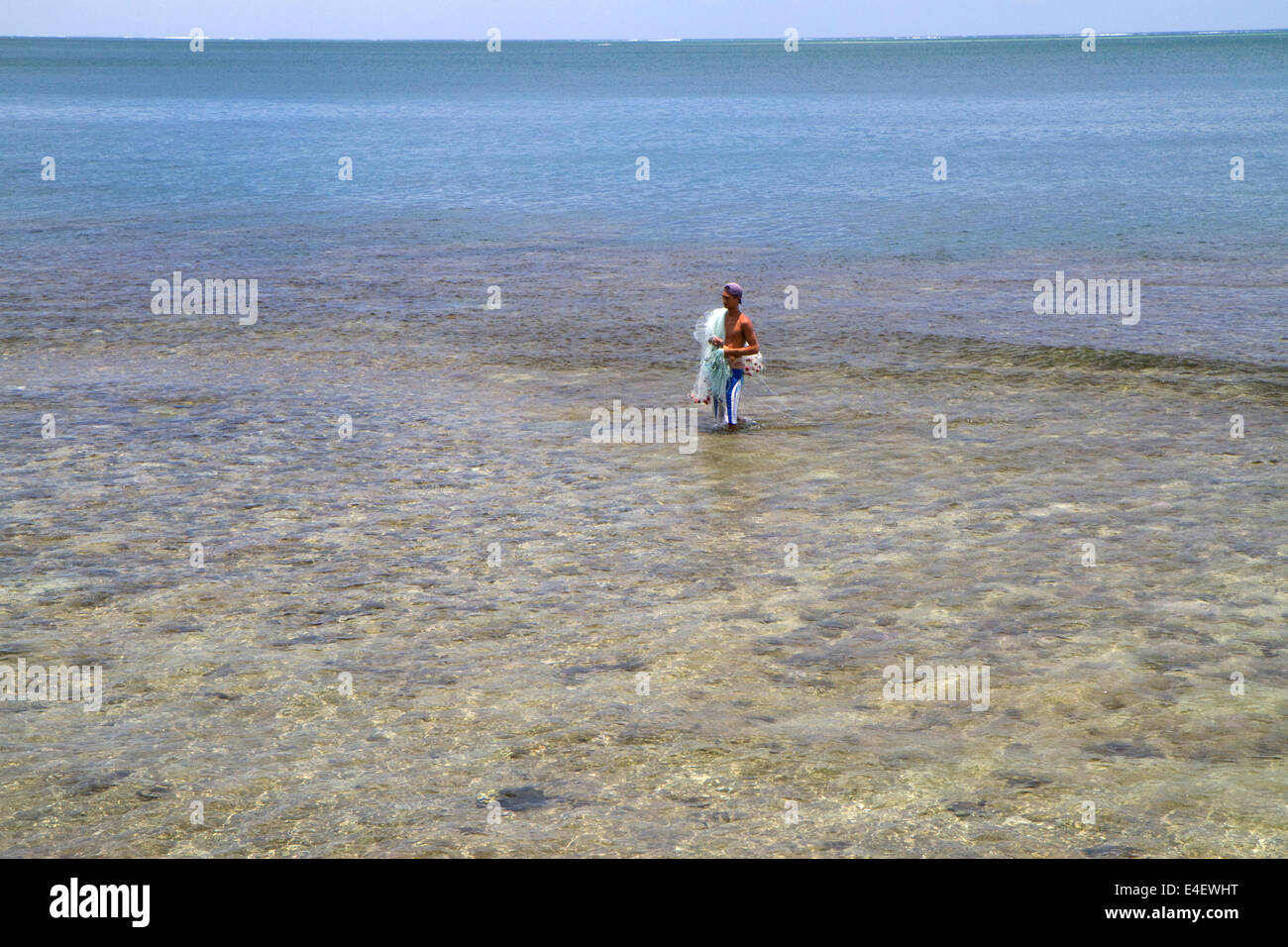 Net la pesca in una laguna sull'isola di Tahiti, Polinesia francese. Foto Stock