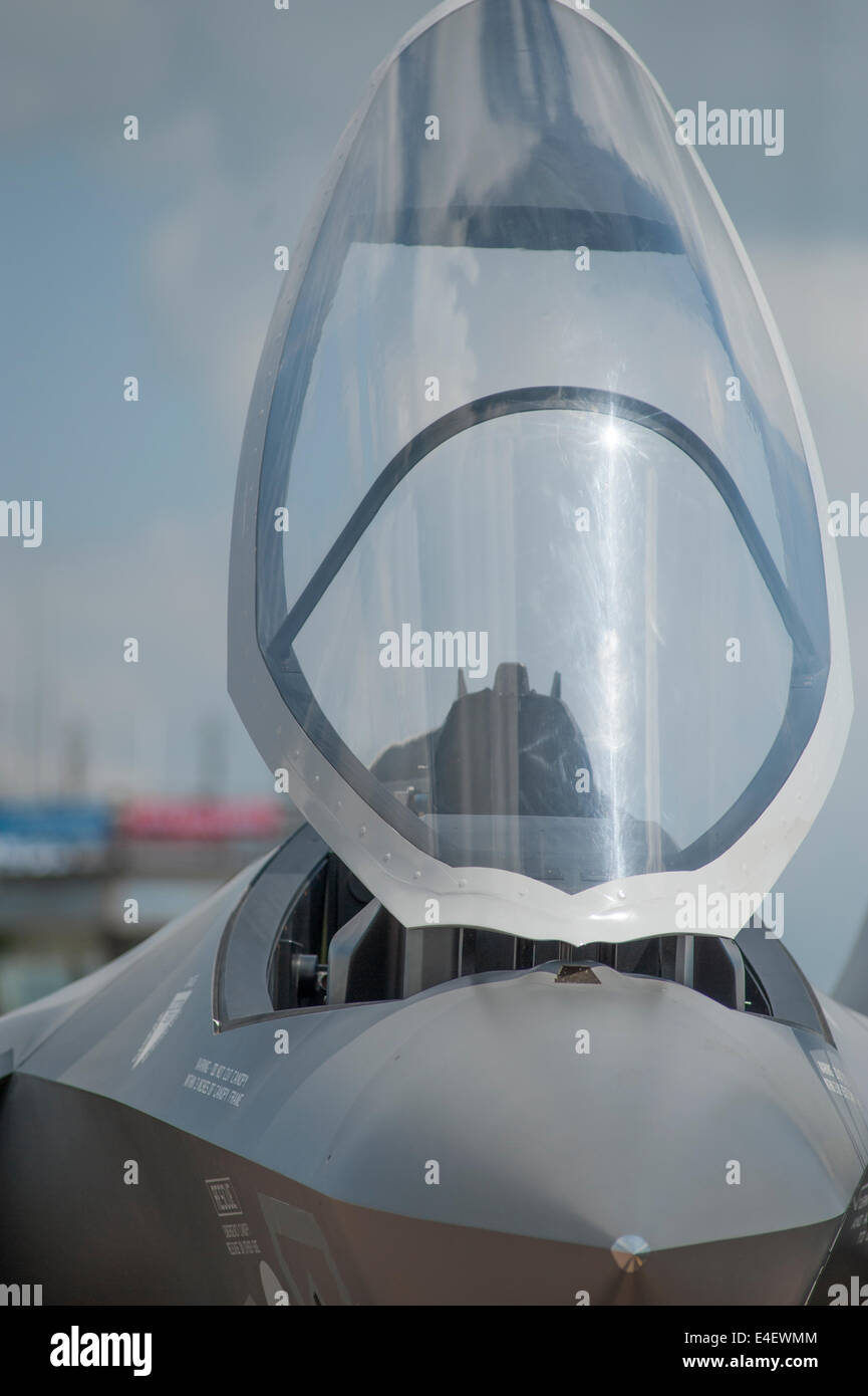 RAF Fairford, GLOUCESTERSHIRE REGNO UNITO. Il 9 luglio 2014. Lockheed Martin F35 Lightning quinta generazione di velivoli stealth full size mock-up sul display per il sistema di stampa prima apertura di RIAT venerdì 11 luglio. Credito: Malcolm Park editoriale/Alamy Live News Foto Stock