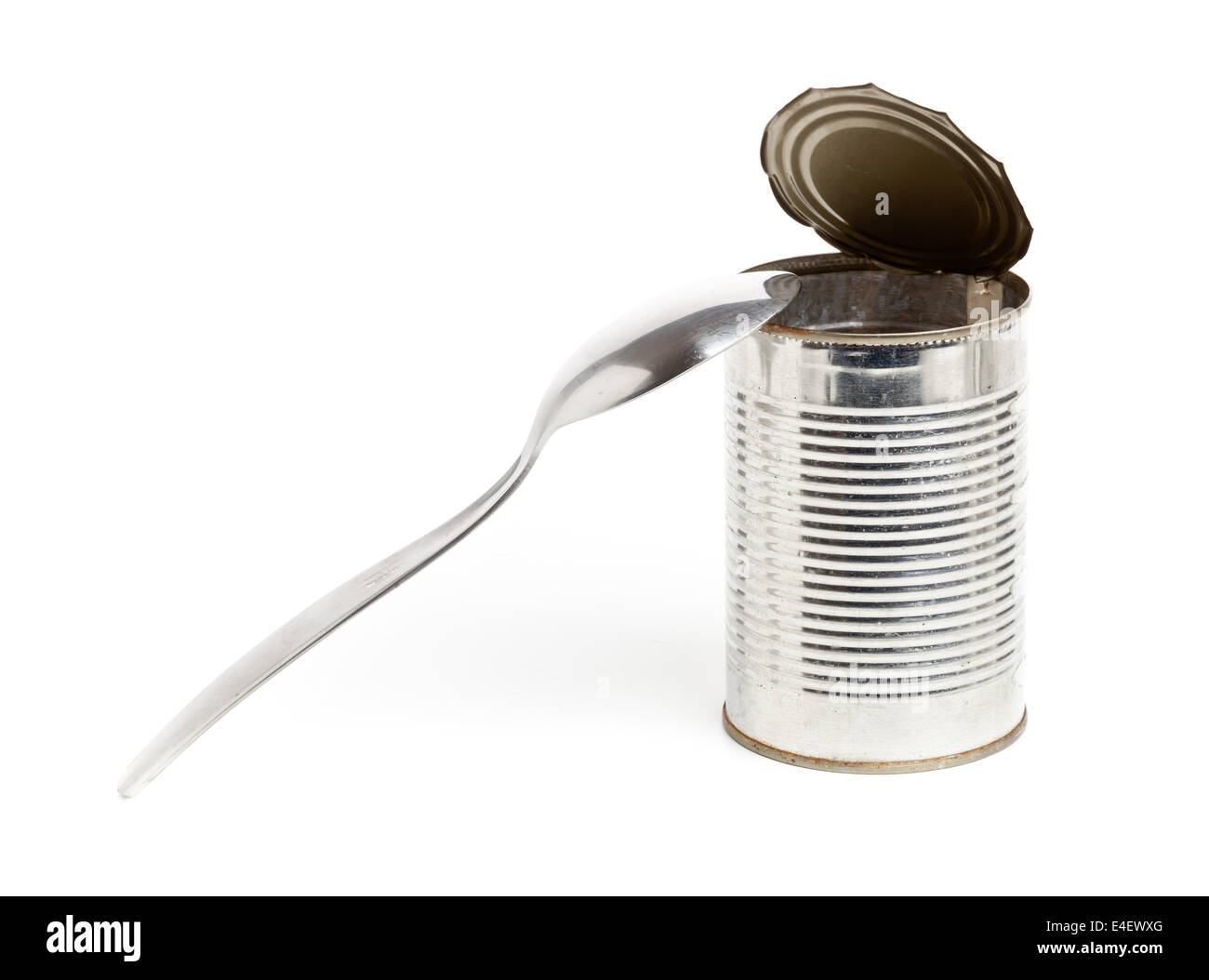 Svuotare conserve alimentari tin con cucchiaio su sfondo bianco - malsano concetto di mangiare Foto Stock