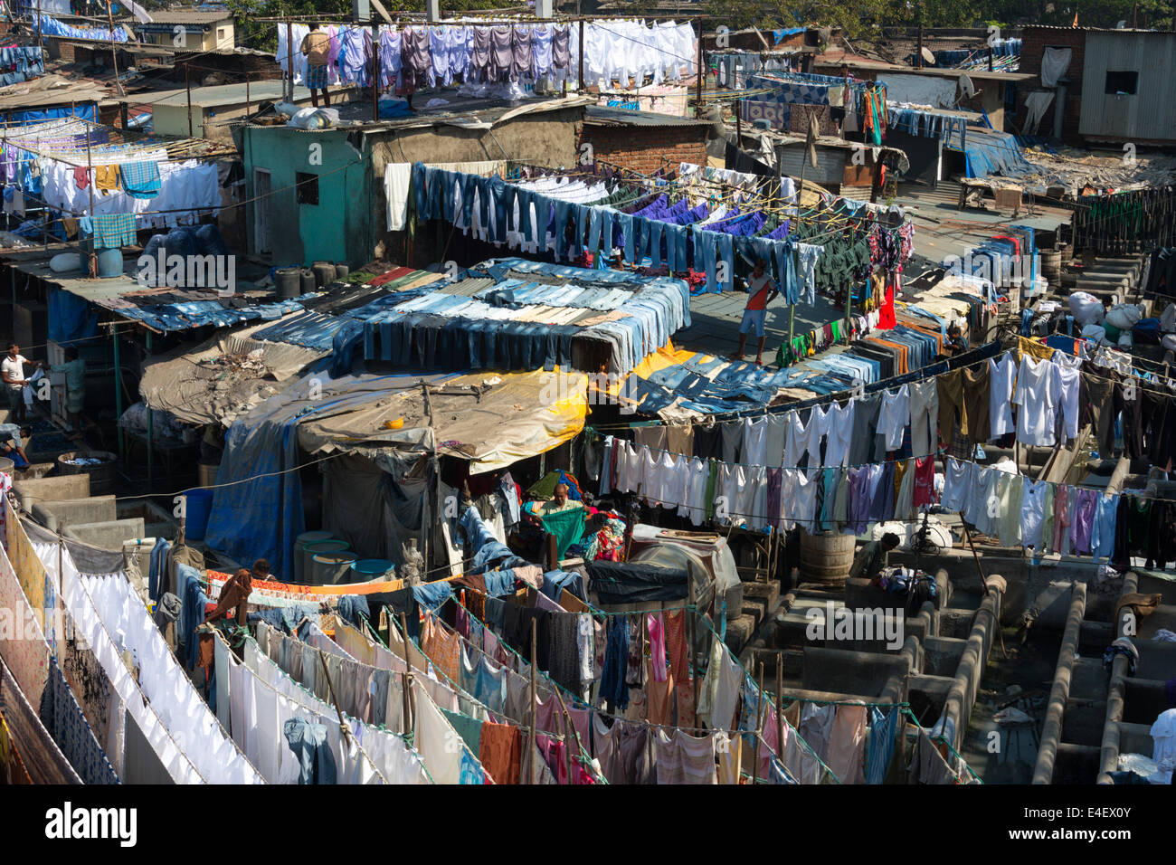 Lavanderia pulita di essiccazione fino in Mahalaxmi Dhobi ghat, grande aria aperta servizio lavanderia in Mumbai, India. Foto Stock