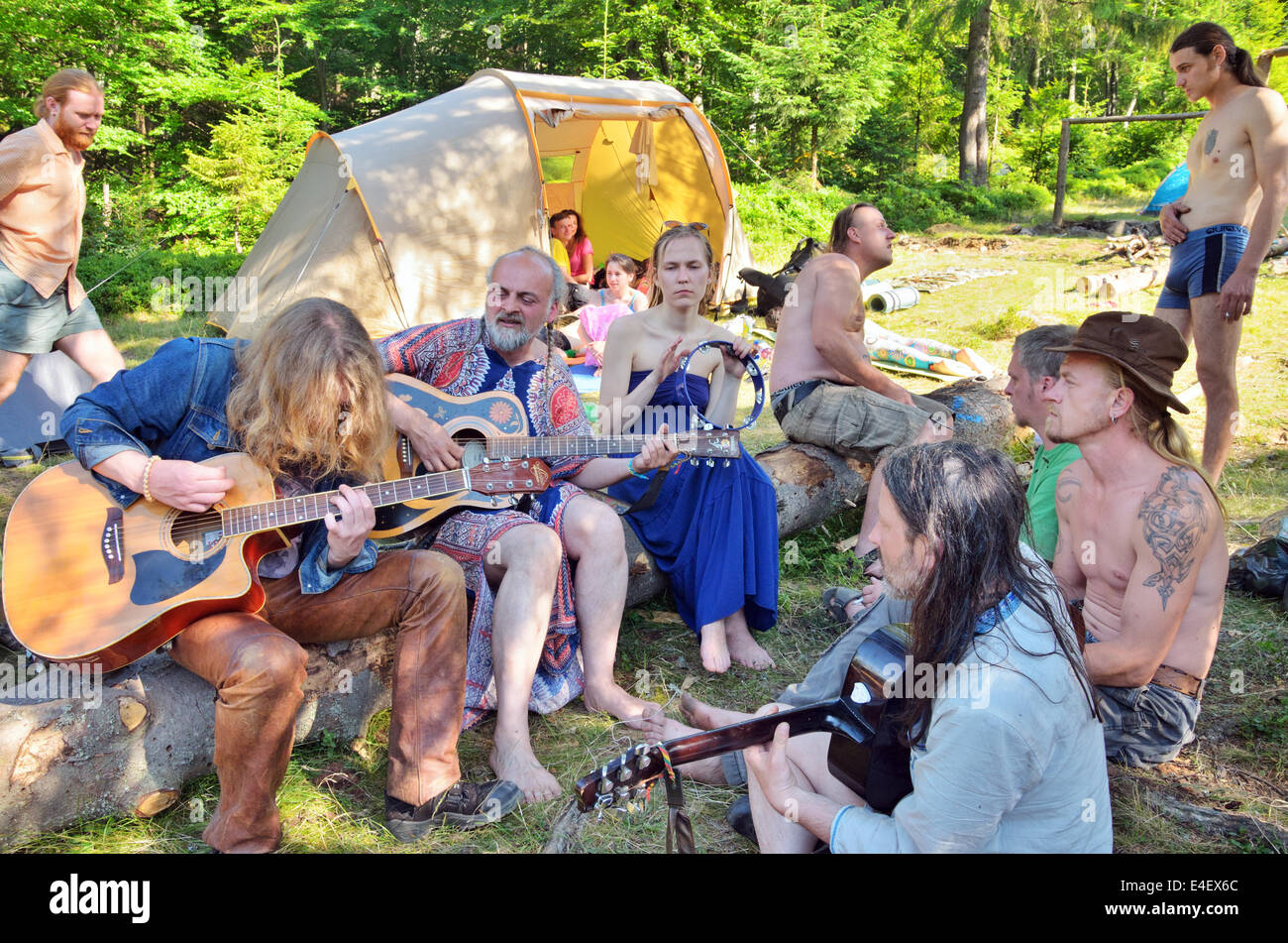 Carpazi, Ucraina. 8 Luglio, 2014. Festival vicino a cascata Shypit Kupala nella notte. Shypit (in inglese "sizzle") è cascata in Ucraina, dove annualmente hippie-fest è mantenuto fin dal 1993. La celebrazione principale si accende importante festa pagana Kupala notte a luglio 6/7. Ma i visitatori inizio prossimi al 1 luglio o in precedenza e si diparte a 10-15 luglio. © Oleksandr Rupeta/Alamy Live News Foto Stock