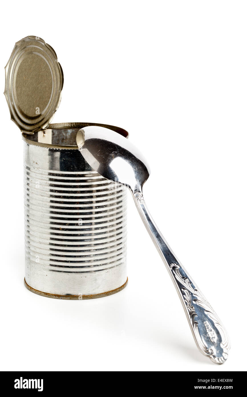 Svuotare conserve alimentari tin con cucchiaio su sfondo bianco - malsano concetto di mangiare Foto Stock