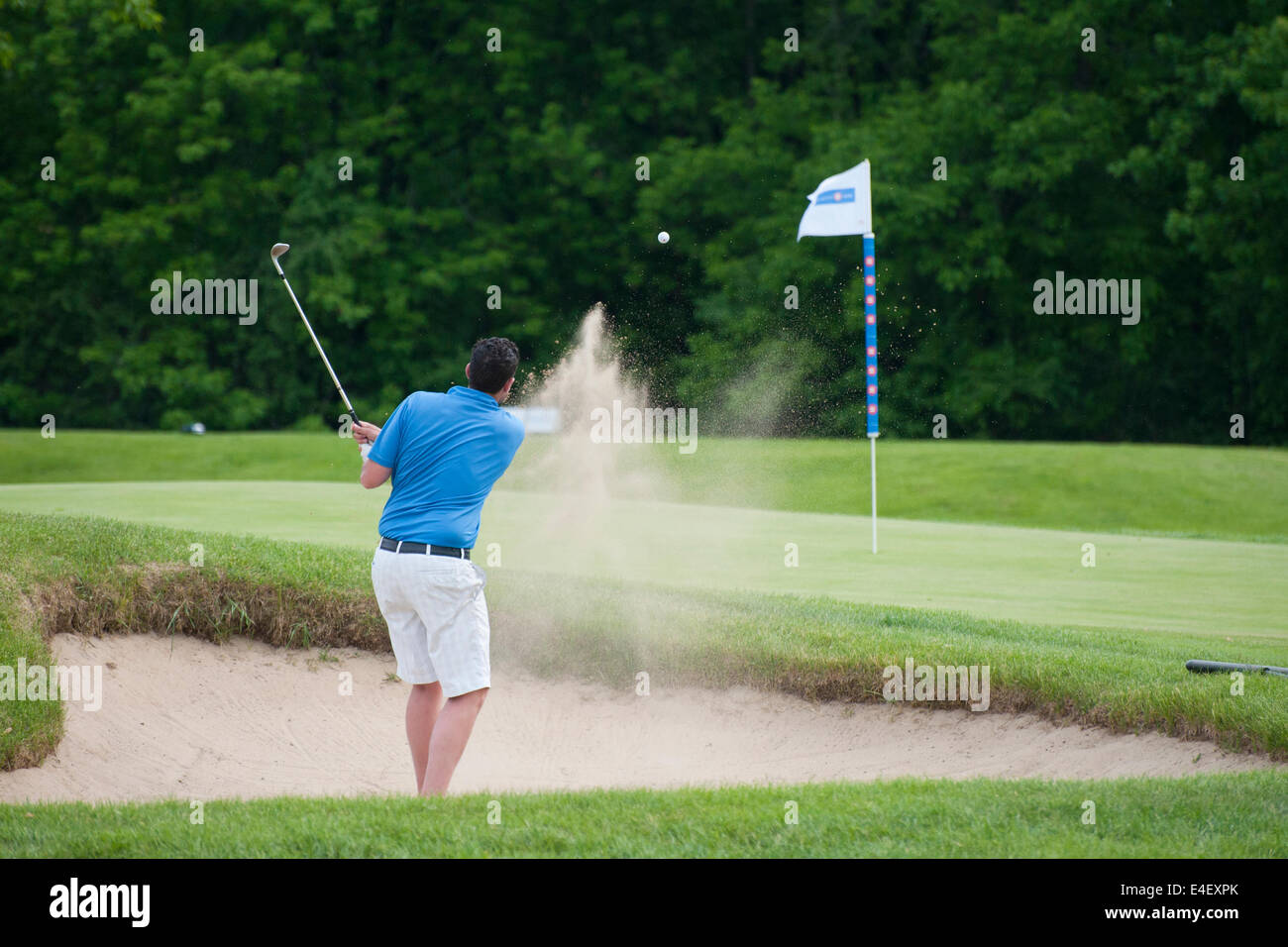 Il Golfer sabbiatura fuori di sabbia trappola. Foto Stock