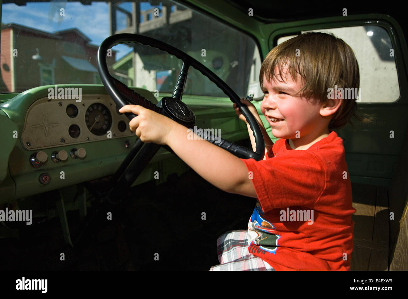 Bambino seduto al volante di un camion a lo Zoo di Louisville in Kentucky Foto Stock