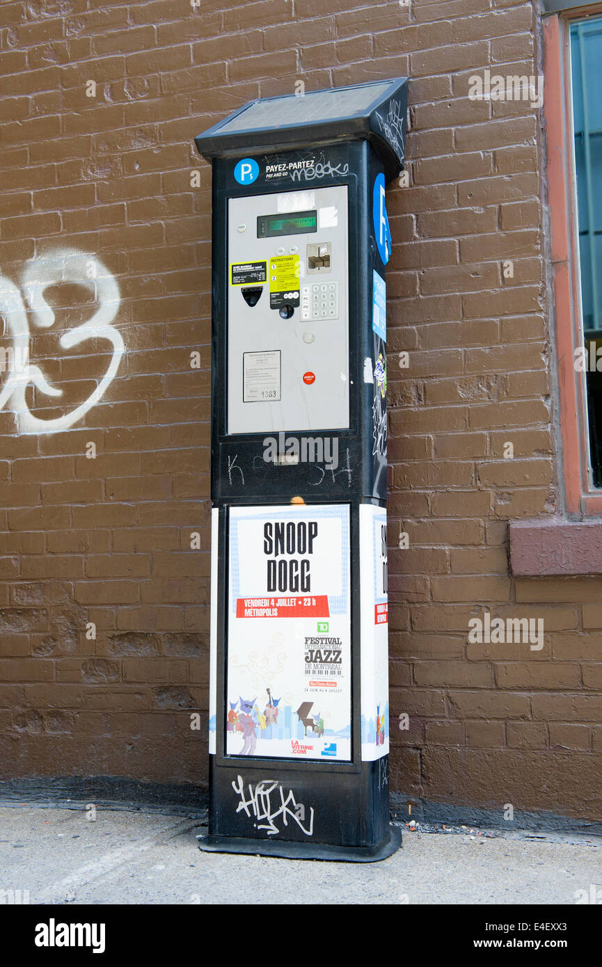 Alimentato con energia solare Parcheggio stazione metro a Montreal, provincia del Québec in Canada. Foto Stock